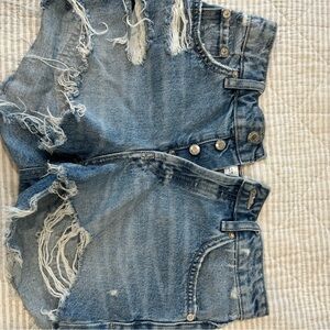 Zara rip shorts
Size 4
Washed color
Used slightly